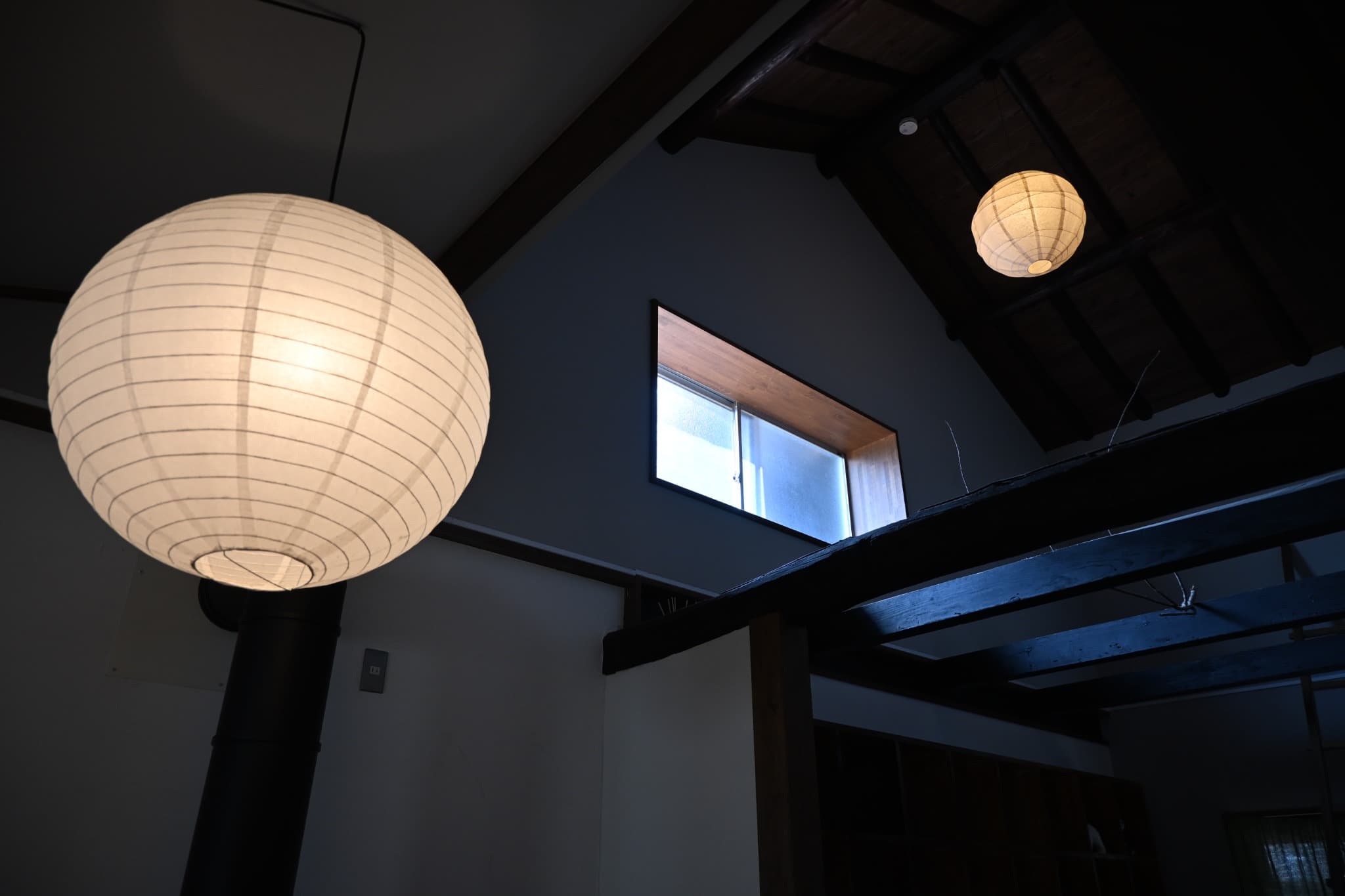 古い梁と紙の照明