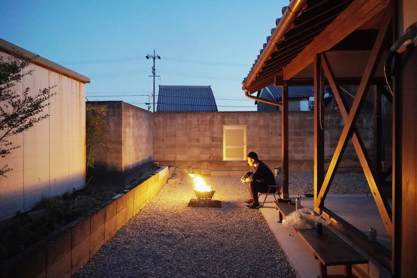 夕暮れの庭で焚き火を楽しむ