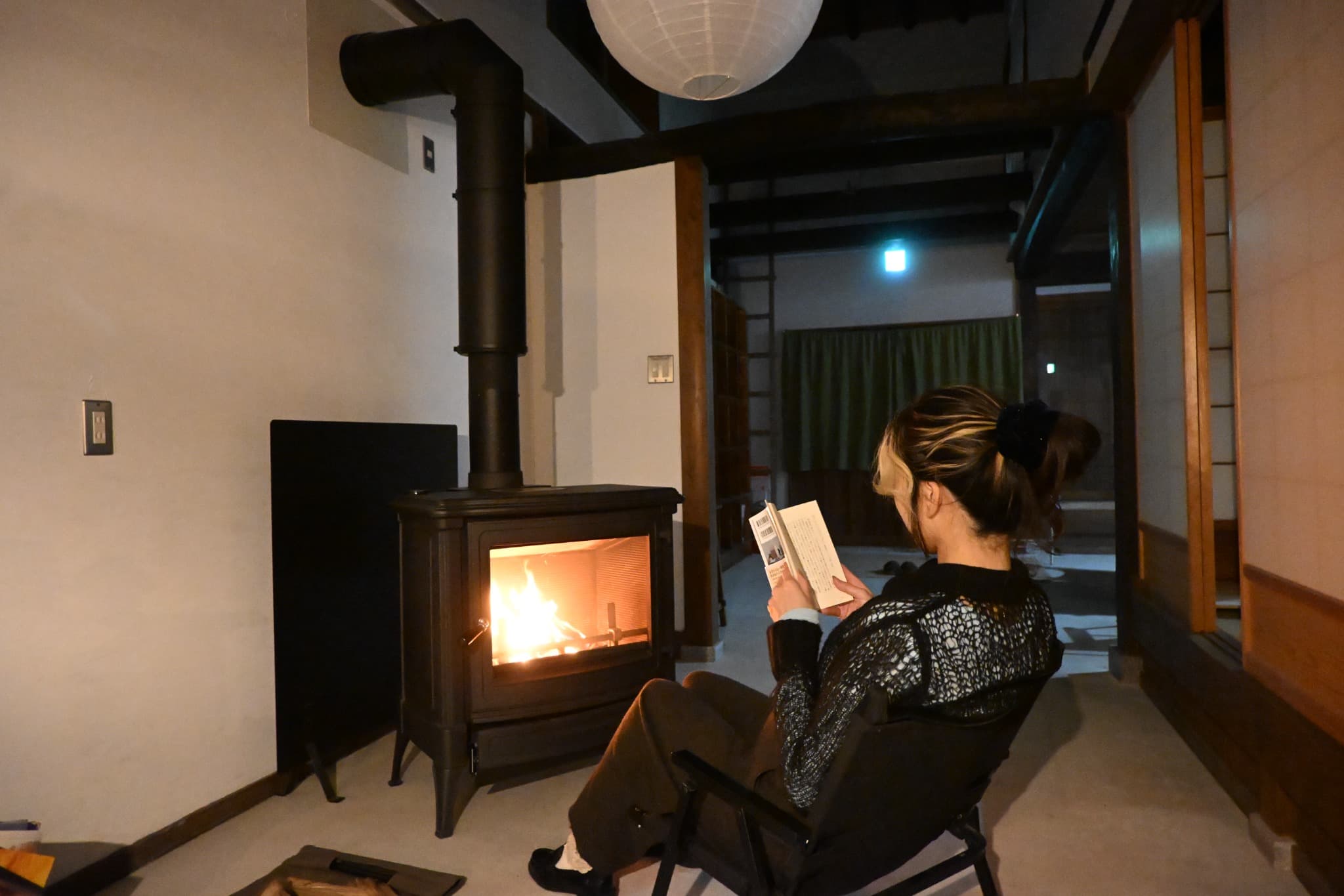 薪ストーブのそばで読書する時間