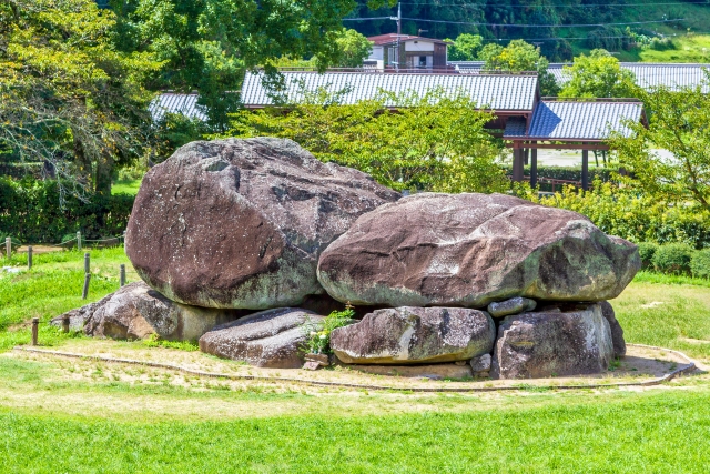 〔写真：石舞台古墳 石室〕