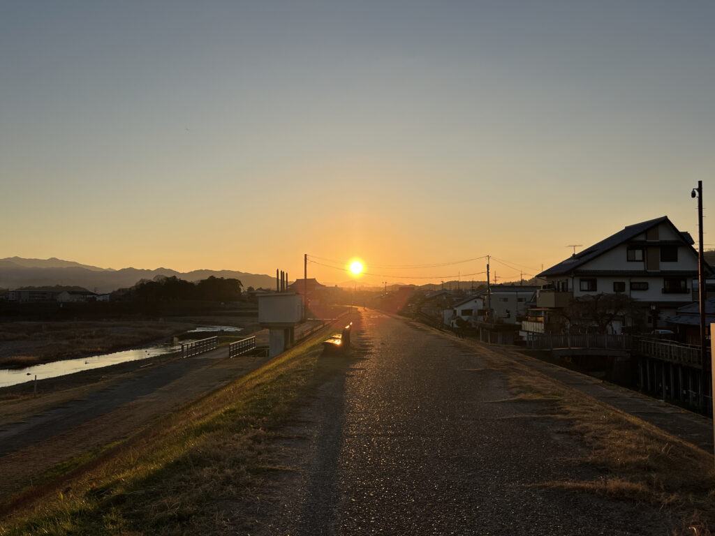 〔写真：吉野川河川敷 夕方〕